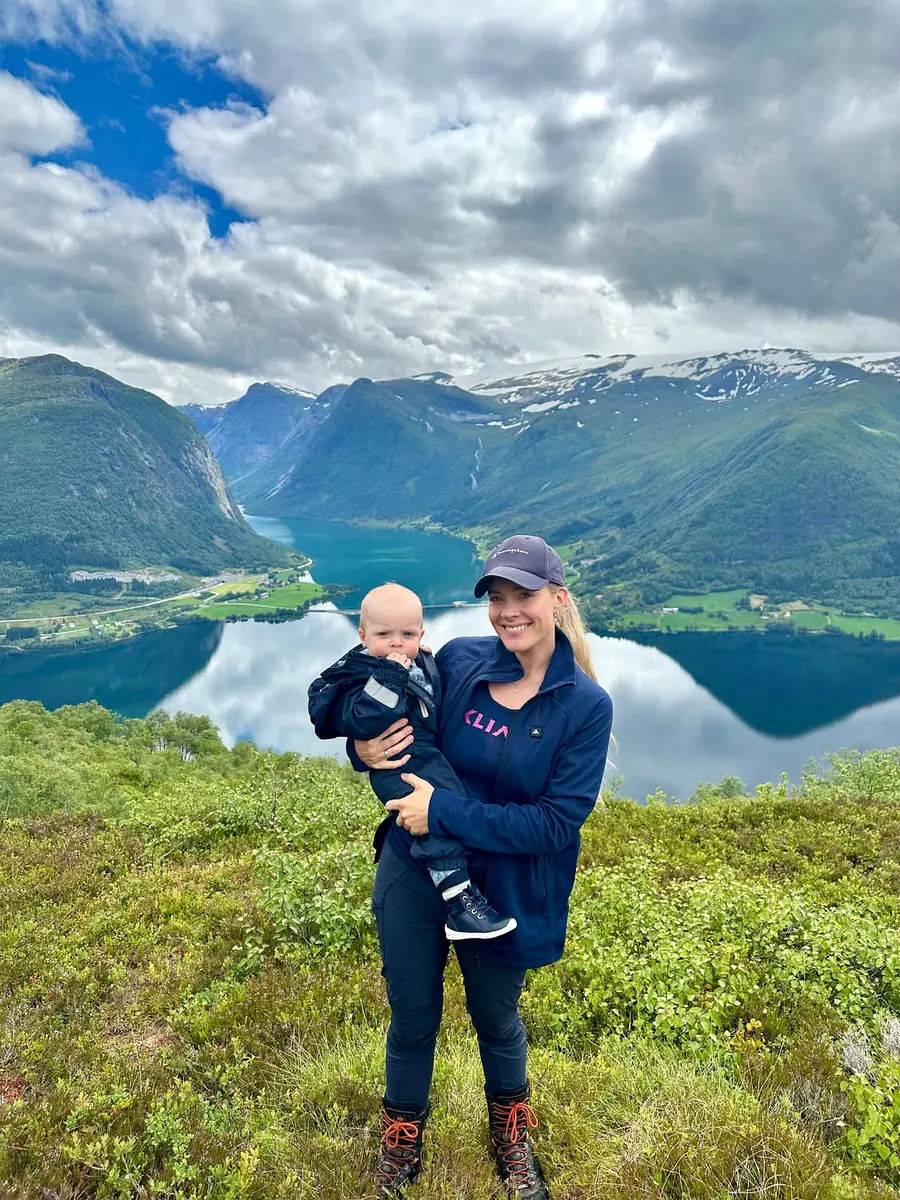 Iréne Kvalvik Kristiansen, fotografert ute i fjellet